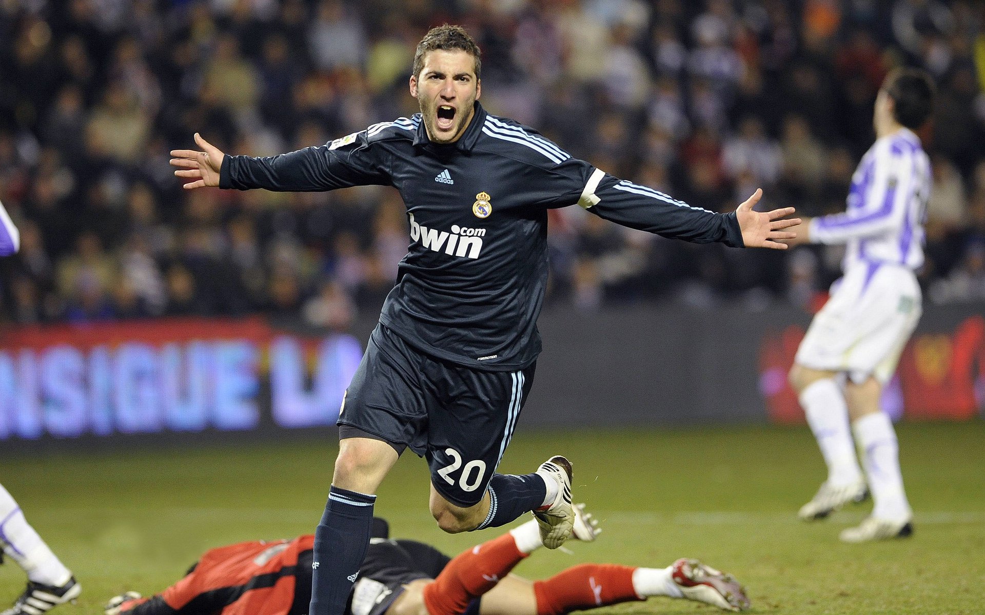 欧冠决赛之夜，德罗赞连续得分拉开差距，当篮球与足球在命运的十字路口相遇